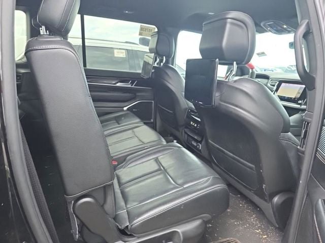 2023 Jeep Wagoneer Base