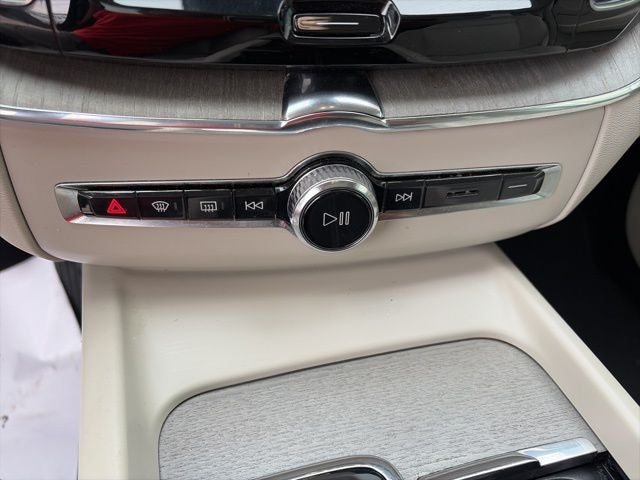 2023 Volvo XC60 B5 Plus Dark Theme