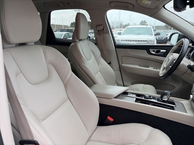 2023 Volvo XC60 B5 Plus Dark Theme