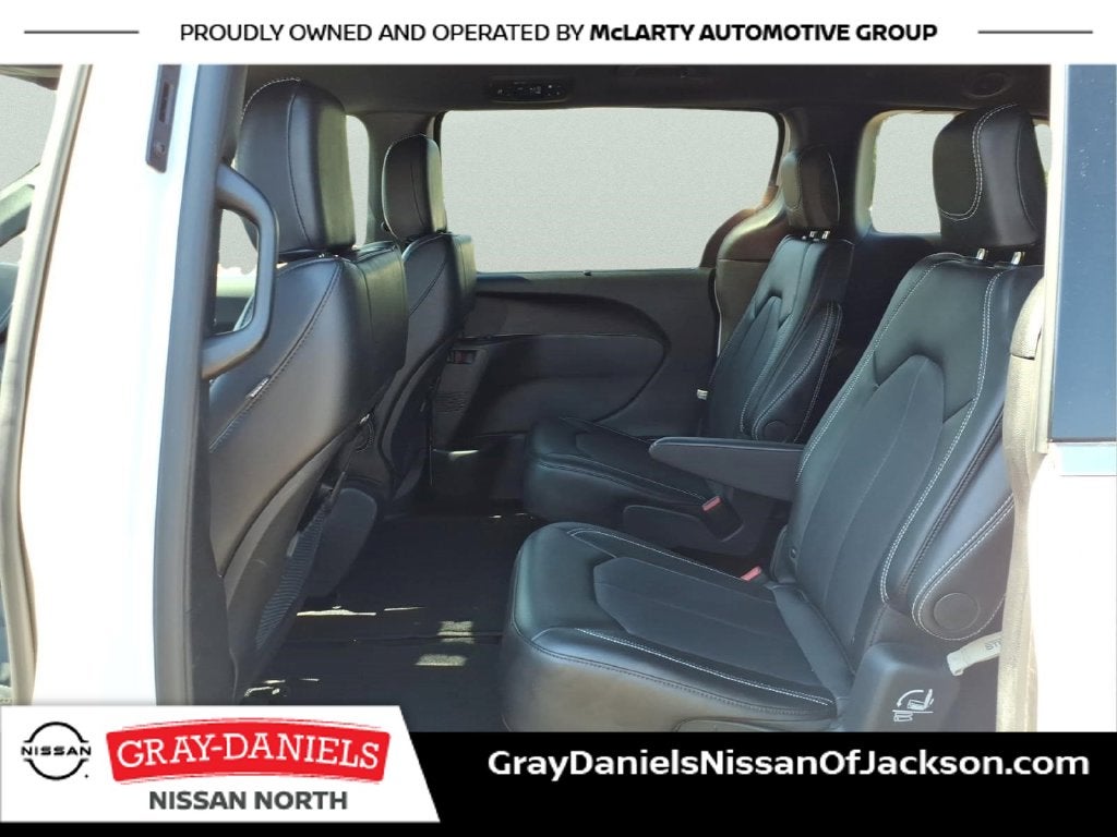 2025 Chrysler Pacifica Select