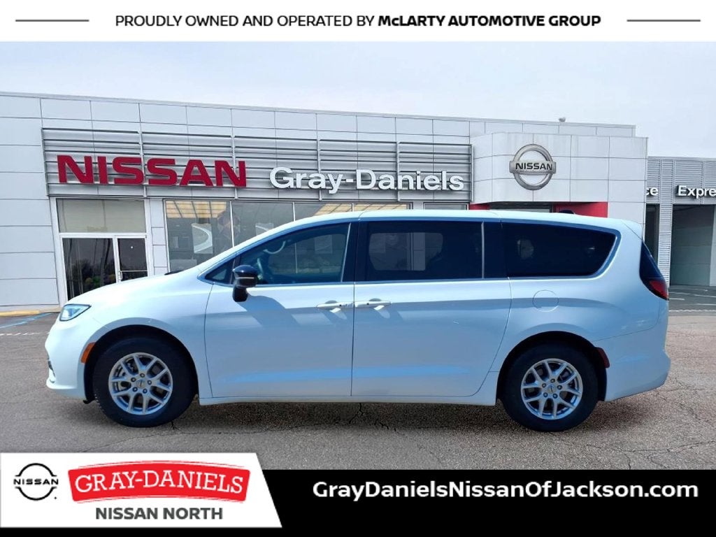 2025 Chrysler Pacifica Select