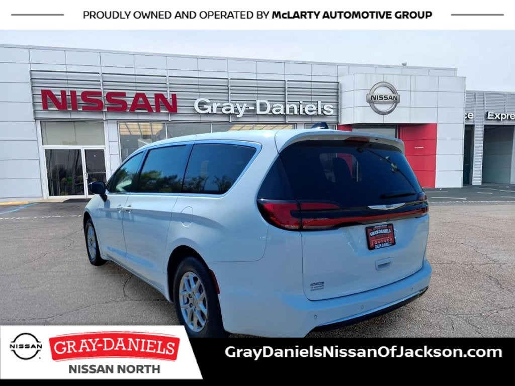 2025 Chrysler Pacifica Select