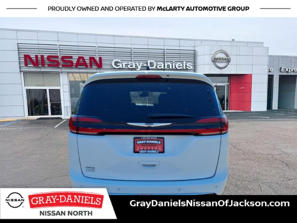 2025 Chrysler Pacifica Select