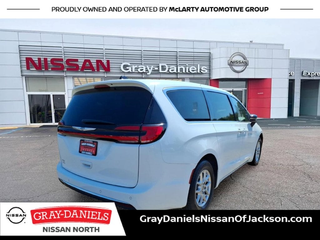 2025 Chrysler Pacifica Select