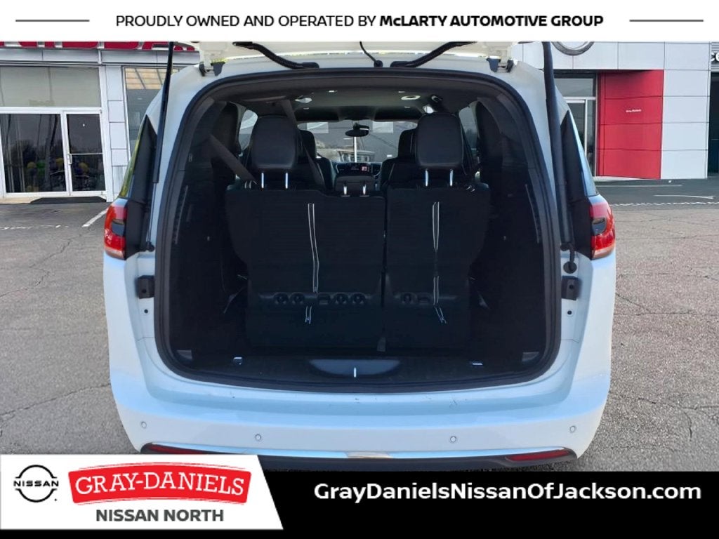 2025 Chrysler Pacifica Select