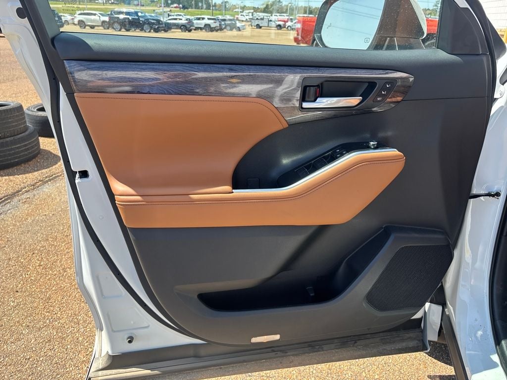 2025 Toyota Highlander Base