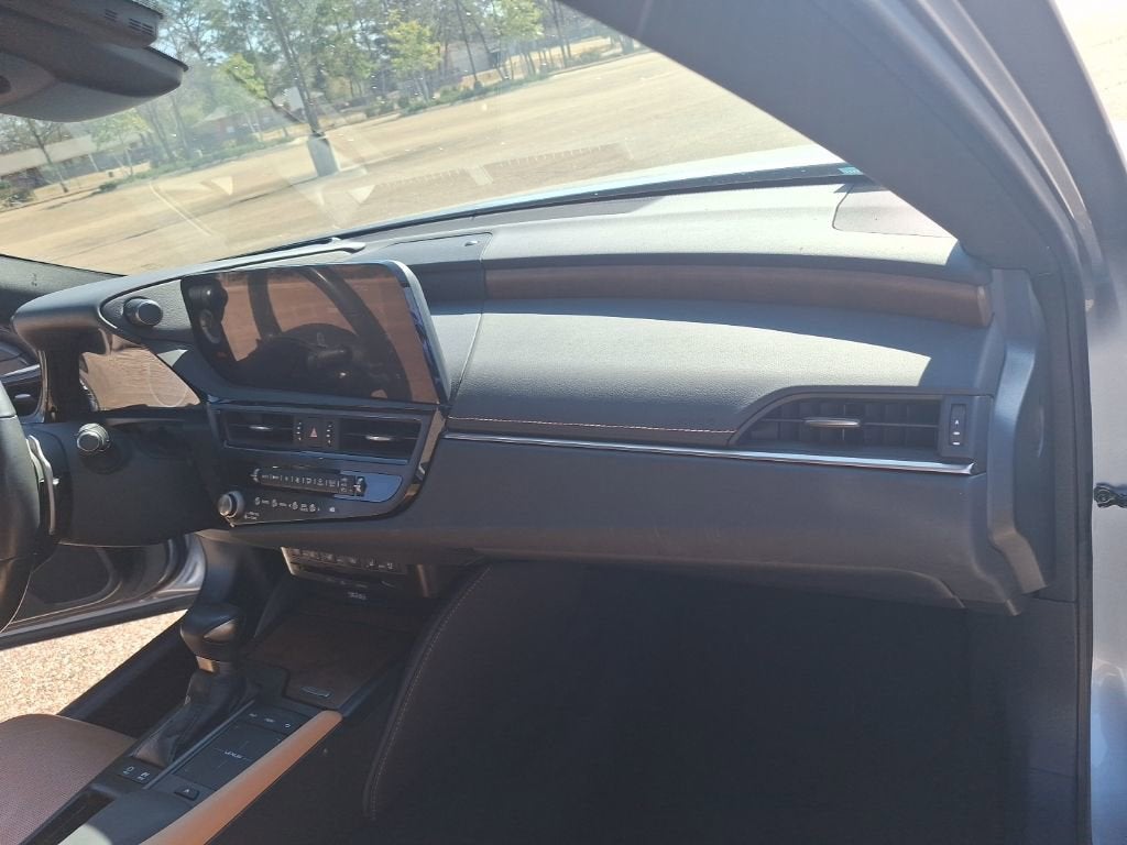 2022 Lexus ES 300h Ultra Luxury