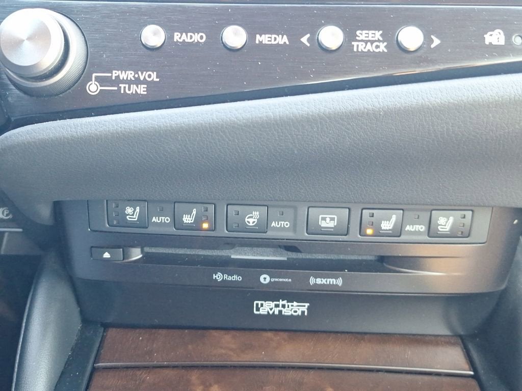 2022 Lexus ES 300h Ultra Luxury